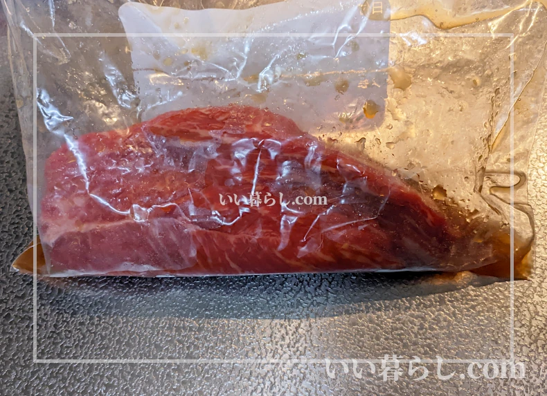 肉を漬け込んでいる写真