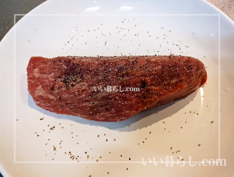 牛肉に塩コショウをふります