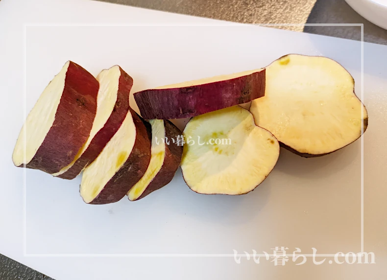 さつまいもをやわらかくしてから切ります