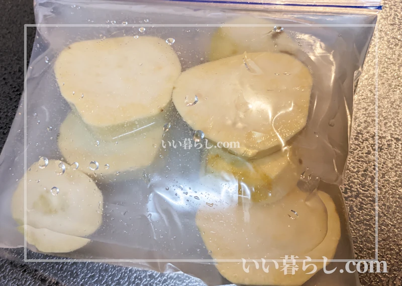 さつまいもを水につけた写真