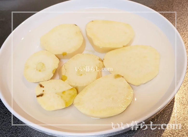 さつまいもを電子レンジで加熱します