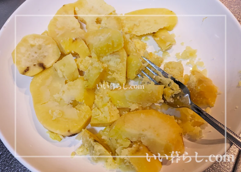 さつまいもをフォークでつぶす写真