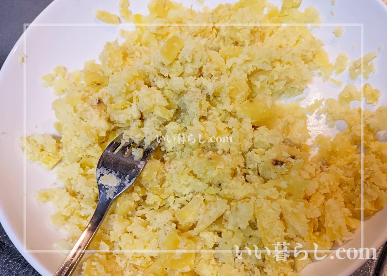 芋きんとんを作っている写真